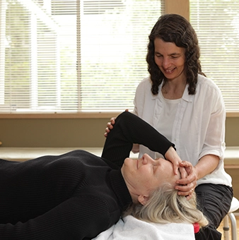 Feldenkrais practitioner explaining the method